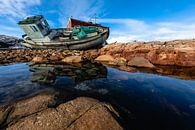 Schiffswrack auf den Felsen spiegelt sich im Wasser von Martijn Smeets Miniaturansicht