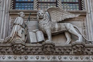 Lion avec bible au-dessus de l'entrée du palais des Doges