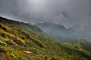 Tropische Berge und bedrohliche Wolken