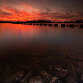 Coucher de soleil et ciel rouge. sur Rick Ermstrang