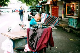 Jongetje wacht op zijn moeder