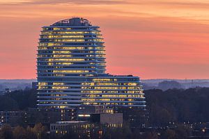 Das beleuchtete DUO-Gebäude bei Sonnenuntergang in Groningen