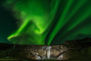 Aurora Borealis over Seljalandsfoss sur Gerry van Roosmalen