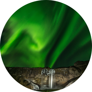 Aurora Borealis boven Seljalandsfoss van Gerry van Roosmalen