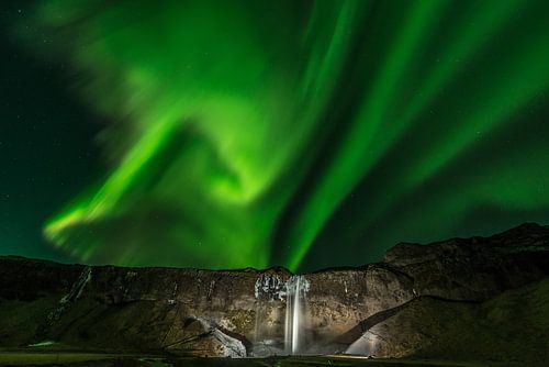 Aurora Borealis boven Seljalandsfoss
