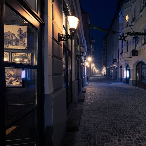 Obere Bachgasse in Regensburg bei Nacht in der Weihnachtszeit