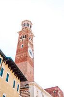 Kirchturm mit Gebäuden im Zentrum von Verona