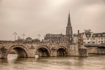 Uitzicht op de Maas bij Maastricht met op de achtergrond de Sint Servaasbrug 
