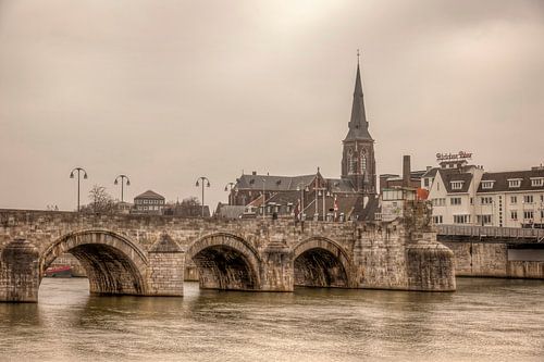 Uitzicht op de Maas bij Maastricht met op de achtergrond de Sint Servaasbrug 