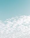 Twee vliegtuigen vliegen door het wolkendek van Mick van Hesteren thumbnail