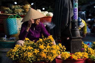 Streetportret of a Vietnamese woman with conical hat by Romy Oomen