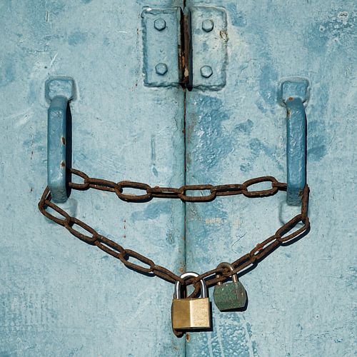 Hangsloten voor een blauwe stalen deur