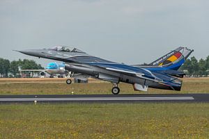 Le F-16 Fighting Falcon de l'équipe de démonstration de la Force aérienne belge vient d'atterrir apr