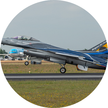 De F-16 Fighting Falcon van het Demonstratie Team van de Belgische Luchtmacht  is zojuist geland na  van Jaap van den Berg