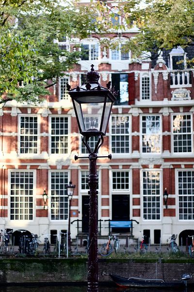Statig grachtenpand belicht, Amsterdam 2024 van TomThomas