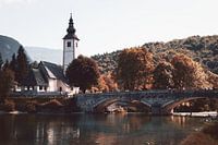 Johannes der Täufer Kirche am Bohinjer See, Slowenien, Herbstfarben