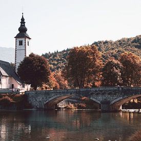 St. John the Baptist's Church bij het meer van Bohinj, Slovenië, herfstkleuren van Steven Marinus