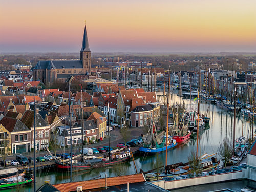 Pastellabend über dem Hafen von Harlingen