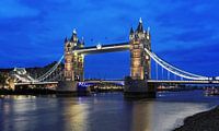 Le Tower Bridge de Londres sur la Tamise à l'heure bleue par Frank Herrmann Aperçu