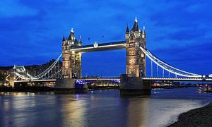 Le Tower Bridge de Londres sur la Tamise à l'heure bleue