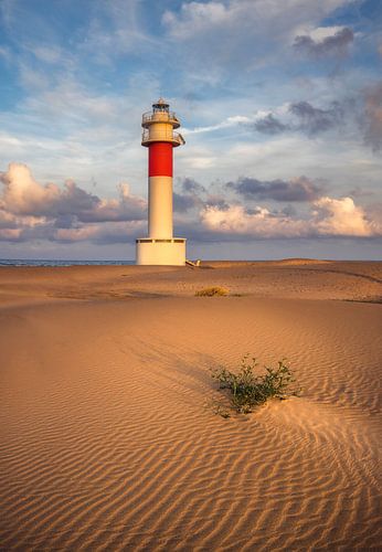 Le phare de la plage d'El Fangar au coucher du soleil, Deltebre, Catalogne