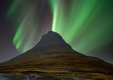 Kirkjufell et Kirkjufellsfoss en Islande avec des aurores boréales sur Patrick Groß