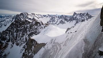 Skiers in het indrukwekkende Mont-Blanc massief. van Ralph Rozema