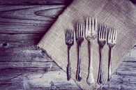 Zilveren bestek op servet houten tafel van boven gezien van BeeldigBeeld Food & Lifestyle thumbnail