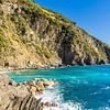 Rotskust in Riomaggiore aan de Middellandse Zee in Italië van Rico Ködder