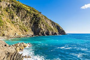 Felsenküste in Riomaggiore am Mittelmeer in Italien