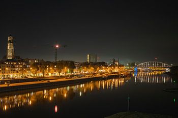 Arnhem de nuit avec l'église Eusebius et le pont John Frost