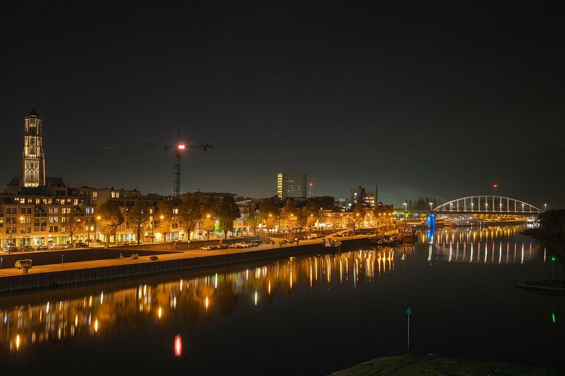 Skyline von Arnheim bei Nacht mit Eusebius-Kirche und John-Frost-Brücke von Ton Bosman