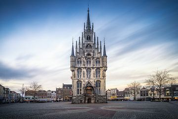 Das Rathaus von Gouda während der schönen goldenen Stunde in den Niederlanden