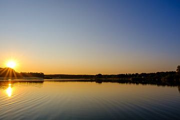 Sonne über dem See von Johan Vanbockryck