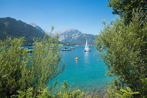 Achensee-meer met zeilboten, toeristenplaats Pertisau