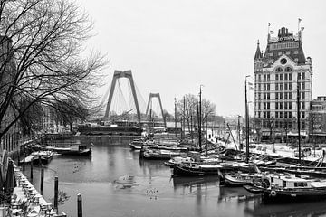 Vieux port de Rotterdam avec de la neige en hiver