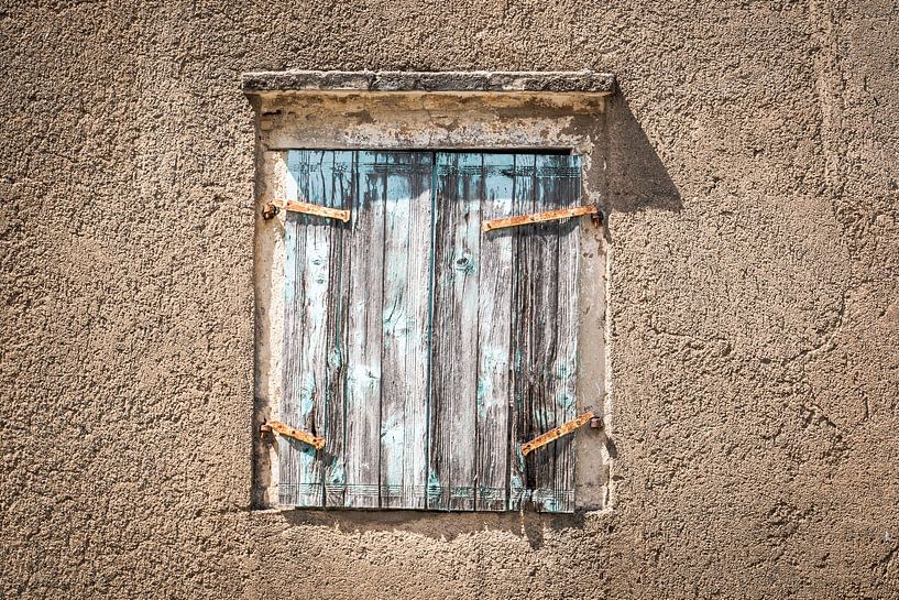 Alter Fensterrahmen in Griechenland von Art By Dominic