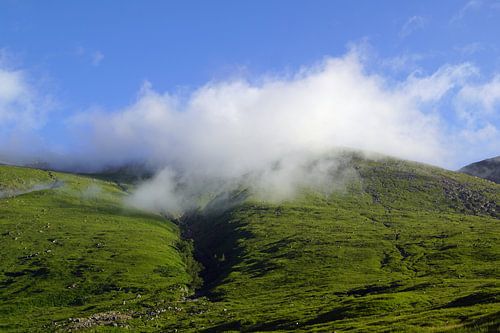 Mist over de berg in Glen Etive.
