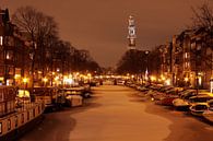Das verschneite Amsterdam in den Niederlanden mit der westlichen Kirche in der Nacht von Eye on You Miniaturansicht