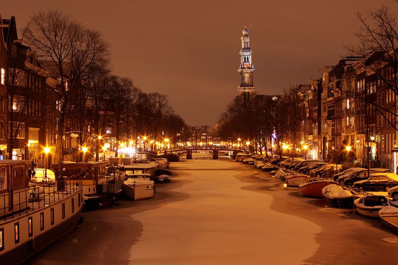 Das verschneite Amsterdam in den Niederlanden mit der westlichen Kirche in der Nacht von Eye on You