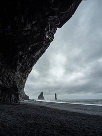 Reynisdrangar-Felsen an einem grauen Tag bei Vík, Island von Teun Janssen