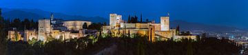 Le magnifique Alhambra à la lumière du soir (panorama) sur Roy Poots