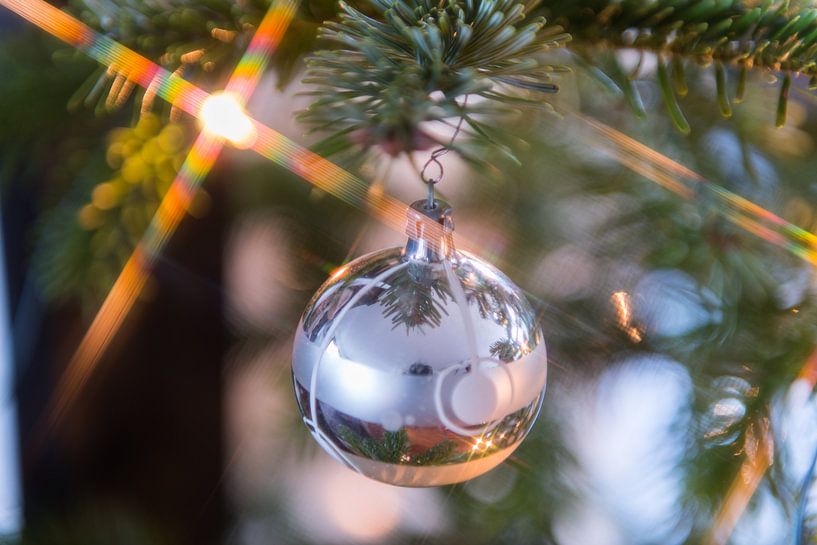 Silberfarbene Kugel und sternförmige Lichter von Wim Stolwerk