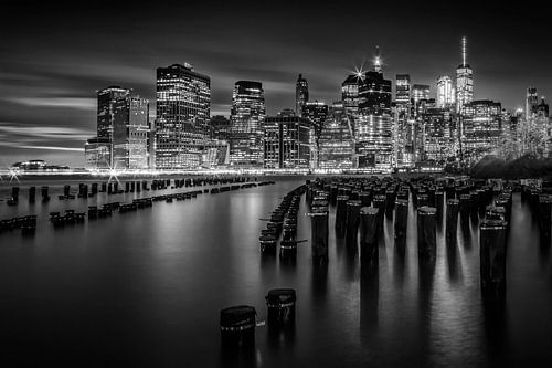 Manhattan Skyline bij zonsondergang | zwart-wit