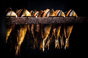 Traditioneller frischer geräucherter Fisch im Raucherofen