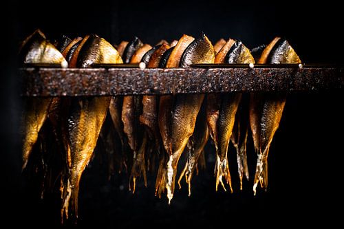 Traditioneller frischer geräucherter Fisch im Raucherofen