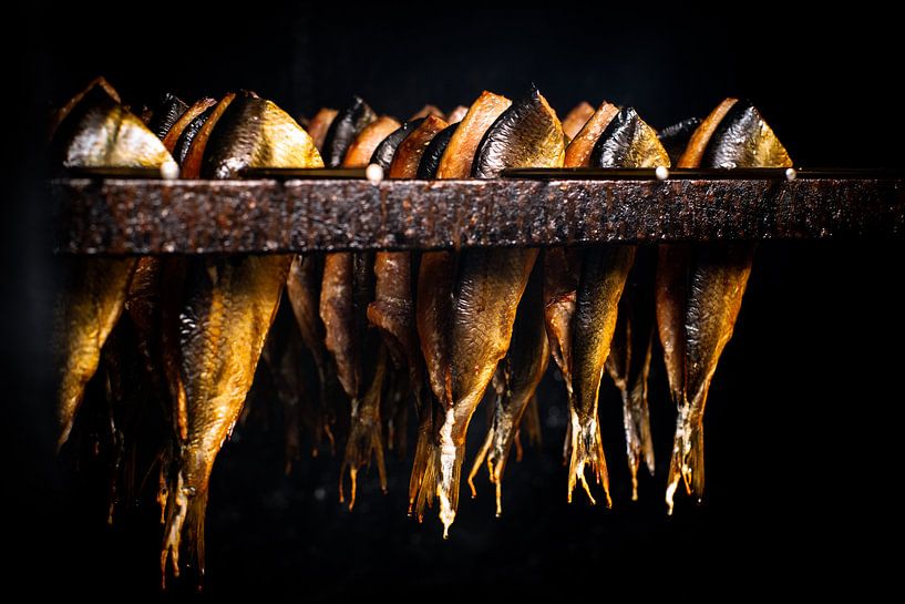 Traditioneel vers gerookte vis in rokers oven van Fotografiecor .nl