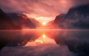 Sonnenaufgang am spiegelnden Bergsee