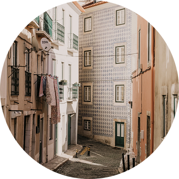 Sfeervolle straten in Lissabon, portugal van Manon Visser
