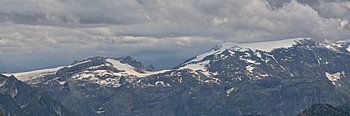 Panorama der Berge mit Gletschern in den französischen Alpen